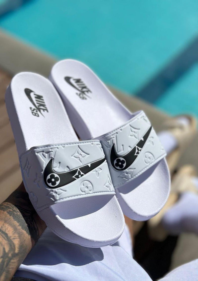 SANDÁLIA SLIDE NIKE LV WHITE