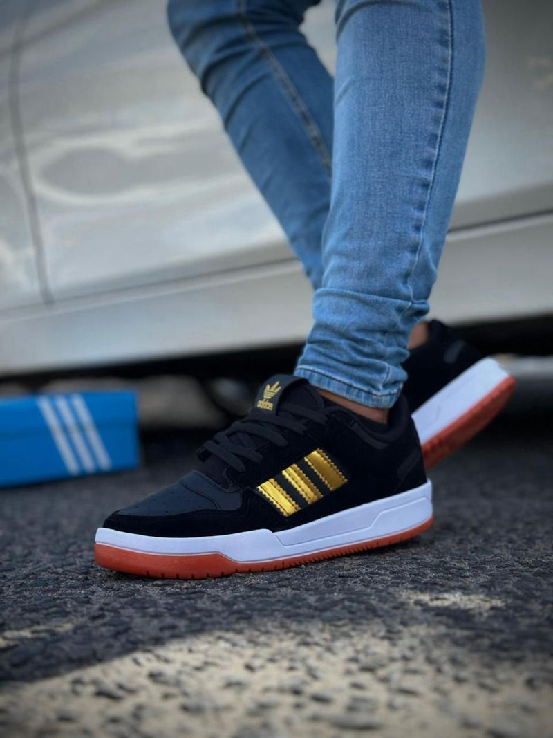 TÊNIS ADIDAS FOROM PRETO E DOURADO