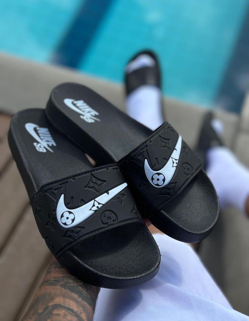 SANDÁLIA SLIDE NIKE LV BLACK