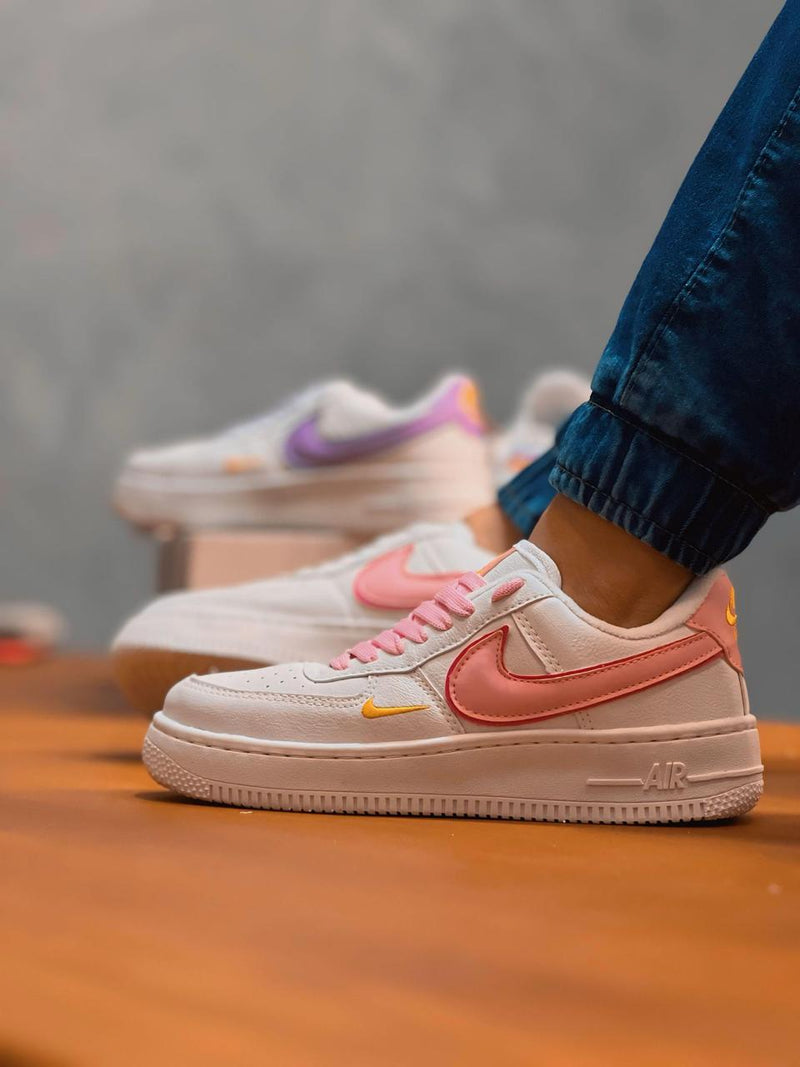 TÊNIS NIKE AIR FORCE TM ROSA