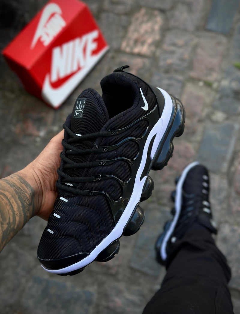 TÊNIS NIKE VAPOR MAX PLUS PRETO E BRANCO