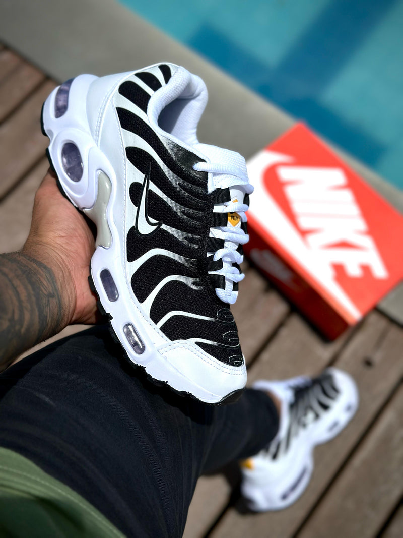 TÊNIS NIKE TN PRETO E BRANCO