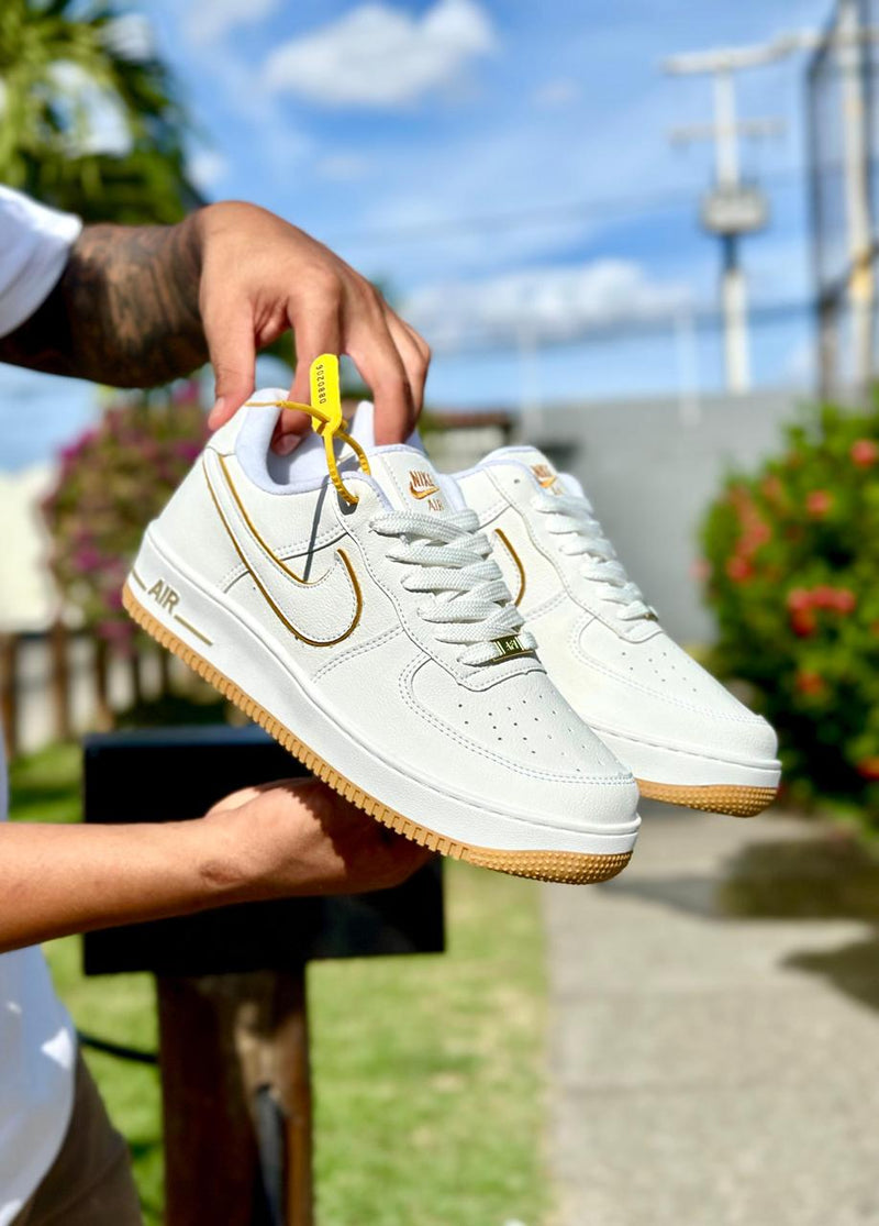 TÊNIS NIKE AIR FORCE LV8 DOURADO