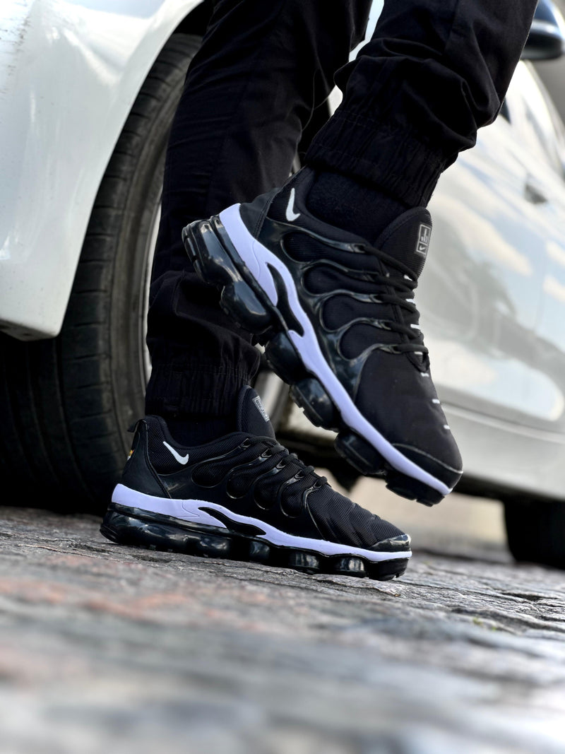 TÊNIS NIKE VAPOR MAX PLUS PRETO E BRANCO