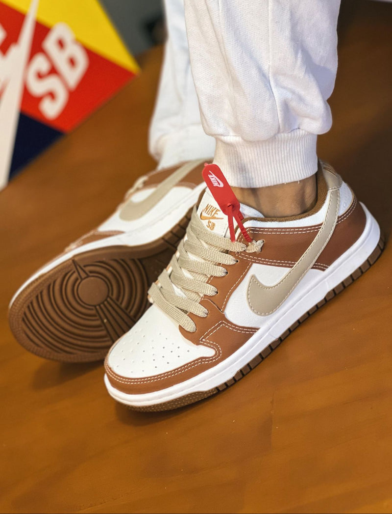 TÊNIS NIKE DUNK MARROM