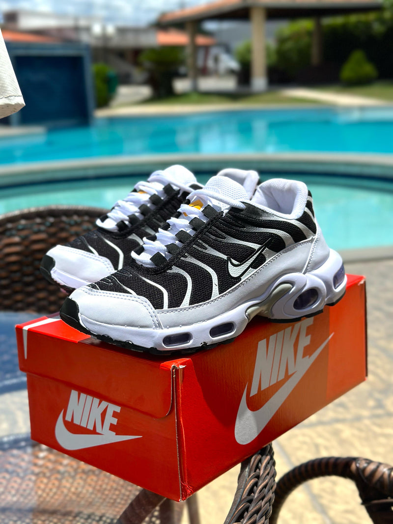 TÊNIS NIKE TN PRETO E BRANCO